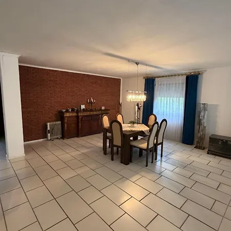 Grosses Freistehendes Haus Nahe Messe 4 Baeder Garten Eigenen Garten Σπίτι διακοπών *